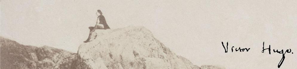 Victor Hugo auf einem Felsen sitzend