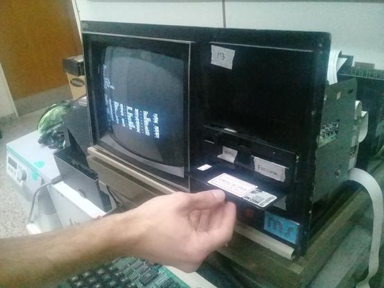 Introduciendo un diskette en una computadora Microsistemas