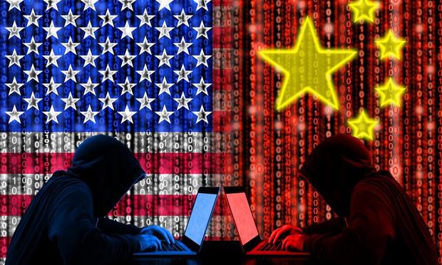 Ilustración de supuestos piratas informáticos de EEUU atacando a China. (Michael Borgers / Getty)