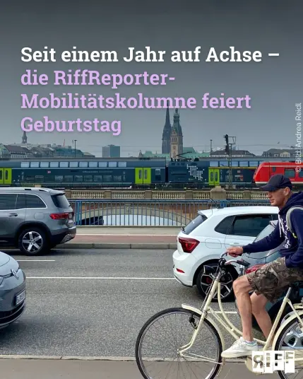 Ein Radfahrer fährt an Autos vorbei. Im Hintergrund fahren Bahn und S-Bahn. Text: „Seit einem Jahr auf Achse – die RiffReporter- Mobilitätskolumne feiert Geburtstag“