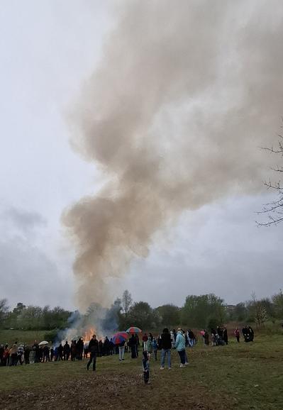 Osterfeuer bei Regen