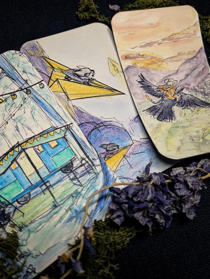 Cartes mises en couleurs à l'aquarelle et au pastel. La première représente une caravane dans la forêt. La deuxième des souris qui volent sur des avions en papier. La dernière une souris sur le dos d'un corbeau en vol avec en contrebas une ville et un paysage de campagne.