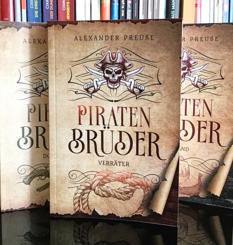 Drei Bücher mit dem Titel 'Piratenbrüder' von Alexander Preuße, die auf einem Regal stehen. Die Cover sind im Stil alter Schatzkarten gestaltet, mit einem Totenkopf und gekreuzten Knochen, sowie einem Seil und einem Schiff im Hintergrund. Die Bücher sind Teil einer Reihe, wie durch die unterschiedlichen Untertitel angezeigt wird.