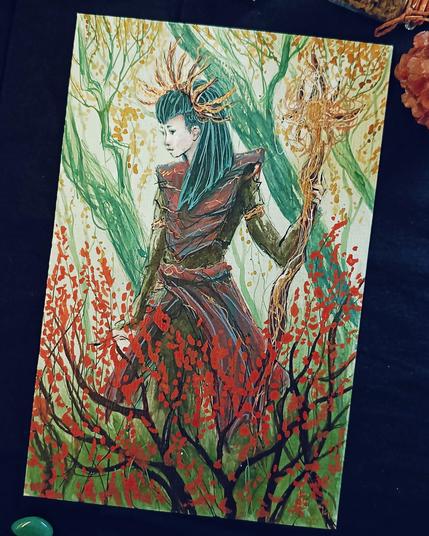 Illustration à l'encre acrylique d'une druidesse solitaire, debout au cœur d'une forêt mystique aux couleurs automnales. Elle tient un bâton orné de bois et de feuilles, son regard perdu dans la contemplation de la nature environnante