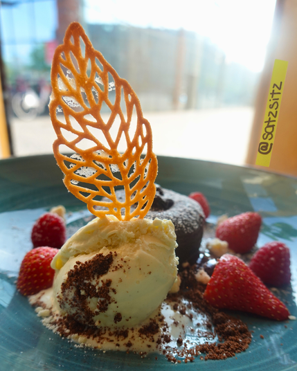 Ein sehr schicker Desserteller: Schokobrownie mit Vanolleeis und Erdbeeren.
