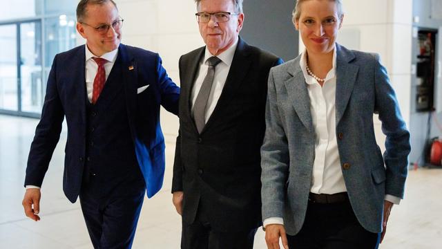 Zwei Monate nach der deutschen Bundestagswahl liegt die AfD in einer Umfrage erneut vor der Union auf Platz eins und erreicht einen neuen Höchstwert.