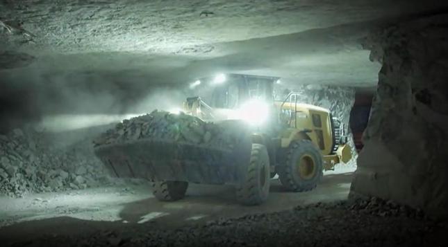 Radlader im Knauf-Bergwerk in Hüttenheim 
