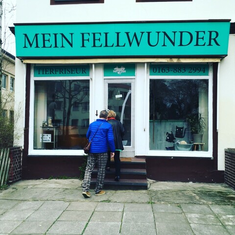 2 Personen auf dem Weg zum Berliner Tierfriseur »Mein Fellwunder«