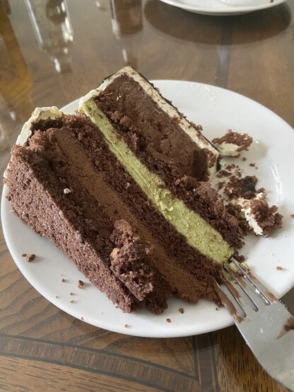 Riesiges Stück Schokoluchen mit grüner Füllung, passend zum St. Patricks Day.
