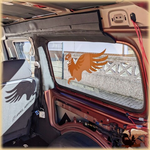 Foto von der Heckklappe aus in den Laderaum des Autos auf die rechte Seite. Über dem Fenster ist fast die komplette Länge der Karosserie mit Armaflex gedämmt, hier sind die Löcher zu erkennen, wo auf dem letzten Foto die Schrauben saßen. Insgesamt sind es 16 Löcher, acht Mal zwei Stück übereinander.
Auf dem restlichen Foto ist zu erkennen, dass der Radkasten bereits gedämmt ist, ebenso die B-Säule, jedoch noch nicht die Hauptfläche der Karosserie, da hier noch eine sehr große Öffnung ist, hinter der dir Kabelbäume verlaufen. 