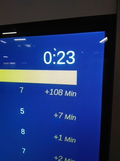 Anzeigentafel am Frankfurter Südbahnhif, die eine Verspätung von 108 Minuten für einen Zug aus Berlin anzeigt