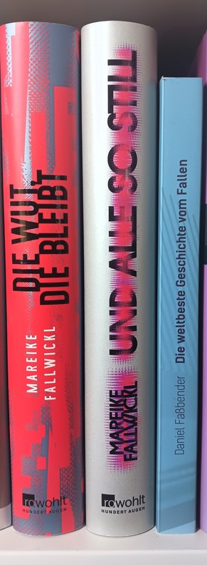 Foto der drei genannten Bücher in der entsprechenden Reihenfolge in einem weißen Regal stehend.