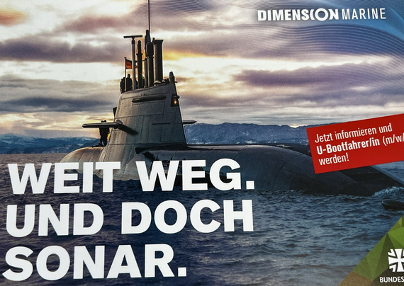 Werbung Marine: Bild uboot: Text „weit weg und doch Sonar“