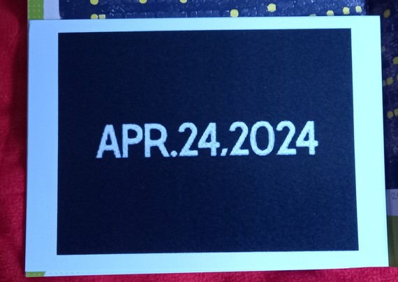 eine postkarte. auf schwarzen hintergrund steht das datum weiß da, der 24. april 2024.

