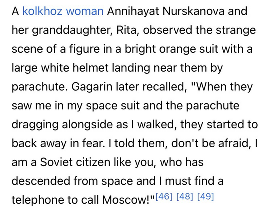 Wikipedia-Screenshot: A kolkhoz woman Annihayat Nurskanova and her granddaughter, Rita, observed the strange scene of a figure in a bright orange suit with a large white helmet landing near them by parachute. Gagarin later recalled, 