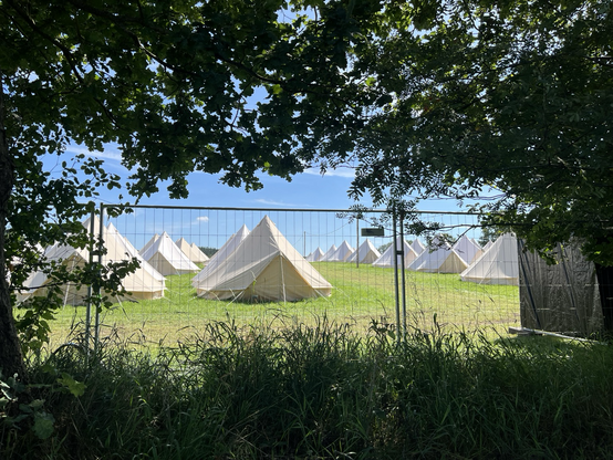 Reihen von Zelten auf dem Campingplatz in Wacken 