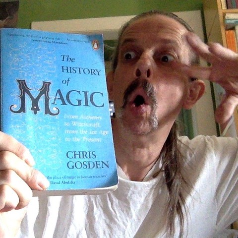 Molo hält Taschenbuchausgabe von Chris Gosdens »The History of Magic« (2020) hoch.

65 Abschnitte in 10 ca 50 Seiten-Kapiteln.

1. What is Magic and Why is It Important?
2. The Deep History of Magic (c. 40,000-6000 BCE)
3. The Magic of Cities: Mesopotamia and Egypt (4000-1000 BCE)
4. Chinese Magic: Participation (c. 20,000 BCE-present)
5. Shamanism and Magic on the Eurasian Steppe (c. 4000 BCE-present)
6. Magical Traditions in Prehistoric Europe (10,000-0 BCE)
7. Jewish, Greek and Roman Magic (c. 1000 BCE-1000 CE)
8. The Magics of Africa, Australia and the Americas
9. Medieval and Modern Magic in Europe (500 CE-presnet)
10. Modern and Future Magic.