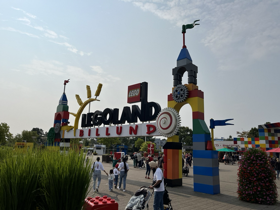 LEGOLAND Eingang mit den Worten LEGOLAND 