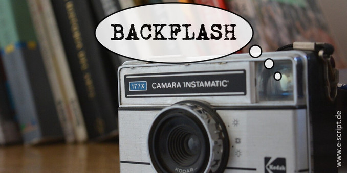 Historische Instamatic-Kamera vor Bücherregal mit Denkblase: Backflash 