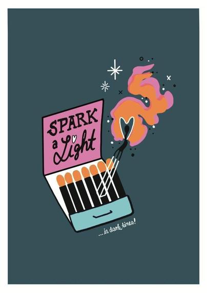 Ein Plakat, auf dem ein Streichholzheftchen abgebildet ist. In ihm steht in großen Buchstaben: Spark a Light. Darunter steht in kleineren Buchstaben: in dark times! Ein Streichholz ist angezündet und die Flammen geht von einem Herz aus.