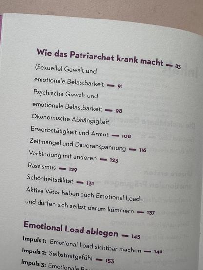 Foto von einem Teil des Inhaltsverzeichnisses aus „Emotional Load“: Wie das Pattiarchat krank macht. In diesem Oberkapizel geht es um (sexuelle) Gewalt, psychische Gewalt, ökonomische Abhängigkeit, Zeitmangel, Freundschaften/Verbindungen, Rassismus, Schönheitsdiktat, Vaterschaft