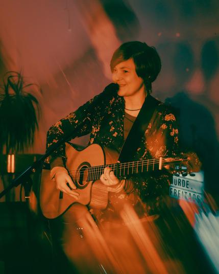 Das bin ich bei MUT.WÜRDE.FREITAGS. 
Ich singe was mit Gitarre
Foto: Shi Visual