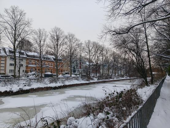 Zugefrorener Kanal