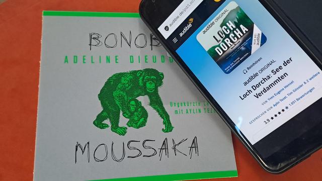Links ist 'Bonobo Moussaka', rechts 'Loch Dorcha' zu sehen – beides gelesen von Aylin Tezel
